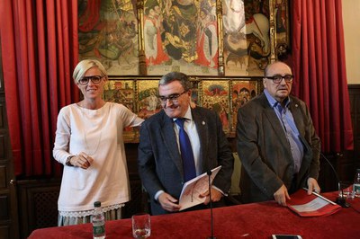 El paer en cap amb la primera tinenta d'alcalde Montse Mínguez i el seu advocat..