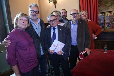 L'alcalde de Lleida amb regidors i regidores d'aquest mandat i de l'anterior, que han assistit a la roda de premsa..