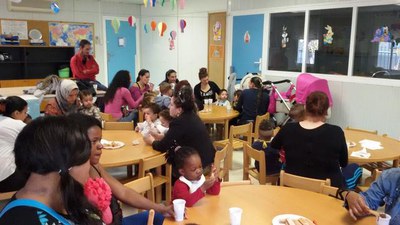 Les famílies del Servei Materno Infantil de l'Ajuntament han gaudit dels productes típics de la Castanyada..