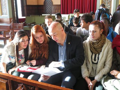 El tinent d'alcalde Rafael Peris ha compartit amb els alumnes l'ordre del dia del Ple Municipal i els ha explicat la dinàmica de la sessió plenària.