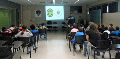 Els alumnes de 2n de primària de l’escola Pardinyes en la visita que van fer a la Caserna de la Guàrdia Urbana.