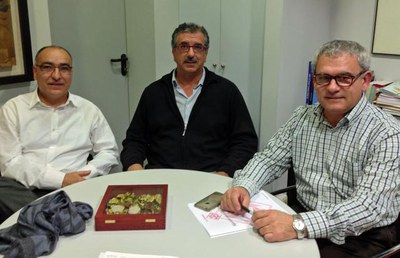 El regidor Gómez amb els representants de Càritas Diocesana a Lleida, Ramón Baró i Josep Anton de la Fuente.