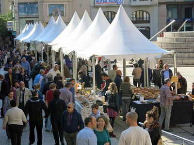 El Mercat de l’Hort a Taula ha coincidit avui amb Tots Sants i amb festiu autoritzat d’obertura comercial.