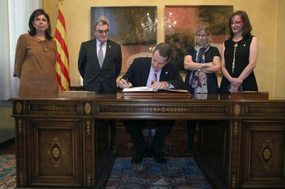 Signatura en el llibre d'or de la ciutat.