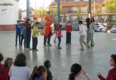 L’Actel Força Lleida difon els valors de l’esport en les escoles de Lleida, en el marc del projecte municipal “Educació a l’abast".