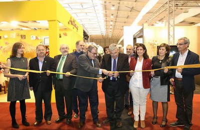 El paer en cap amb diversos regidors en l'acte inaugural del Saló DeNuvis.