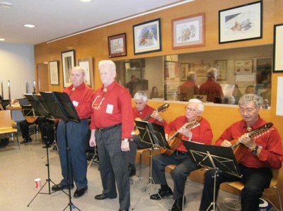 Actuació del grup de guitarres i veus de la Llar de jubilats “El Pilar” de Lleida a la seu de l'AV Jaume I.