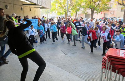 Escalfament previ abans d'iniciar la 9a Caminada per la diabetis, amb sortida del Centre Cívic de Balàfia.