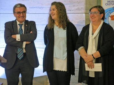 Àngel Ros amb Txell Aluja i Rosabel Escartín, filla i vídua del Xavier Aluja, qui dóna nom al concurs de fotografia i va ser regidor de l'Ajutnament.