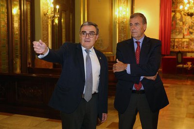 El paer en cap ha mostrat al president de les Corts d'Aragó el Saló de Sessions de la Paeria..
