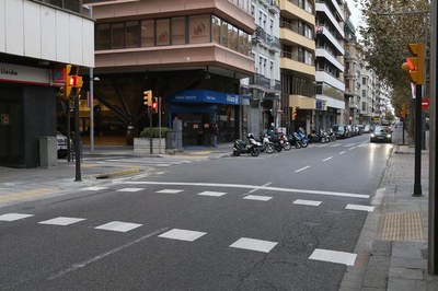 Nou pas de vianants semaforitzat a la rambla de Ferran.