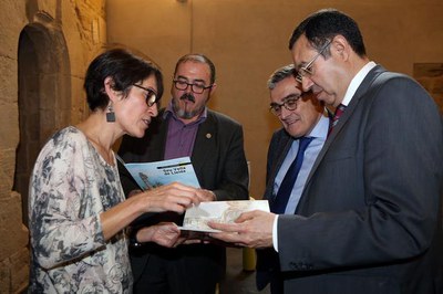 El volum narra la història de la Seu Vella, amb textos de Núria Piqué i dibuixos de Pilarín Bayés..