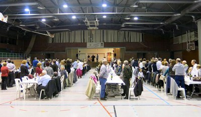 Minut de silenci en record de les víctimes de París al sopar del soci de l'AV de Magraners.