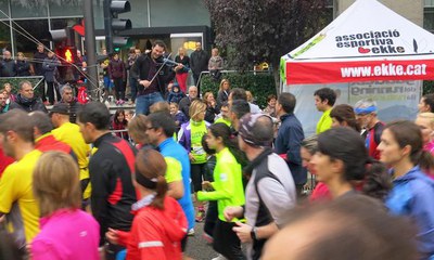Miguel Lara, amb el violí elèctric, ha posat el toc musical en l'escalfament de la mitja marató i de la cursa dels 5 km.