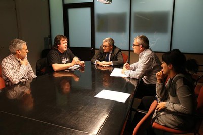 L'alcalde, el tinent d'alcalde Joan Gómez i el representant de Pallassos sense fronteres a Lleida, Jordi Baiget..