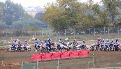 Marc Màrquez, donant instruccions als joves pilots en el campus que es fa al circuit municipal de Rufea de Lleida.