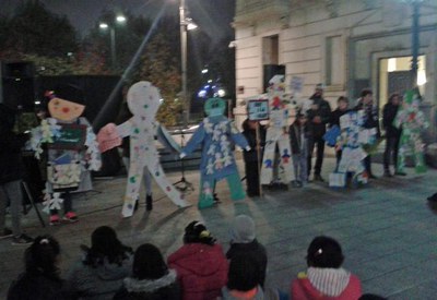 La Xarxa de Centres Oberts i Ciberaules de Lleida, a la plaça de Sant Francesc, per celebrar el Dia dels Drets dels Infants.