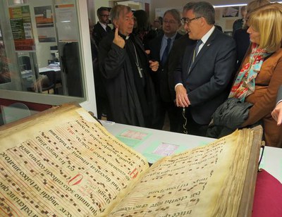 L’alcalde Ros i el bisbe Giménez han visitat la mostra que s’ha organitzat coincidint amb la festivitat de Santa Cecília, patrona de la música i prot….
