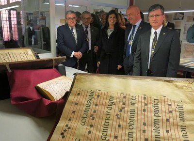L'alcalde Ros, amb diversos regidors, visitant la mostra "Musicalitza't" a l'Arxiu Capitular.