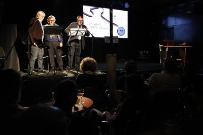 El Cafè del Teatre de Lleida s’ha omplert aquest vespre de gom a gom en l’homenatge que l’Ajuntament de Lleida ha realitzat a l’escriptor lleidatà Ma….