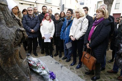 L'acte ha finalitzat amb una ofrena floral a l'escultura Llàgrimes per tu..