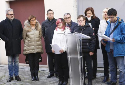 Tres joves  de Down Lleida han estat els encarregats de llegir el Manifest de condemna..