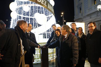 Arbre de Nadal a la plaça de Sant Francesc amb San Miguel.