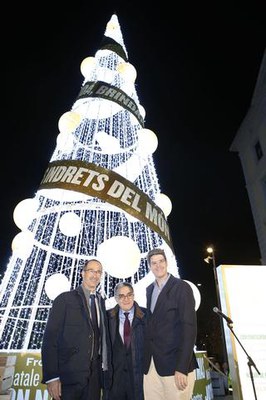 L'alcalde de Lleida amb els responsables de San Miguell, a la plaça de Sant Francesc.