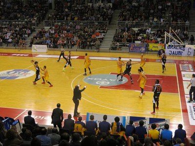 L'alcalde Ros ha assistit al partit de l'Actel Força Lleida vs Barça B al Barris Nord (77-71).