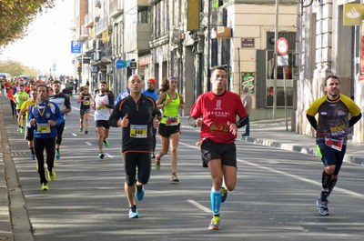 Els carrers de la ciutat s'han omplert d'atletes aquest matí que participaven en la cursa popular La Sansi de Lleida.