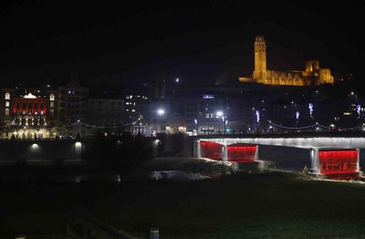 Els ponts de la ciutat també han lluït el color vermell que recorda la malaltia de la Sida..