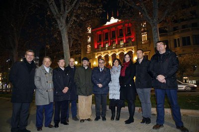 La façana de la Paeria s'ha il·luminat de vermell per commemorar el Dia Mundial de la lluita contra la Sida..