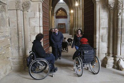 L'alcalde, Àngel Ros, i el tinent d'alcalde Joan Gómez han saludat els escolars participants en la gimcana, enguany, celebrada a la Seu Vella..