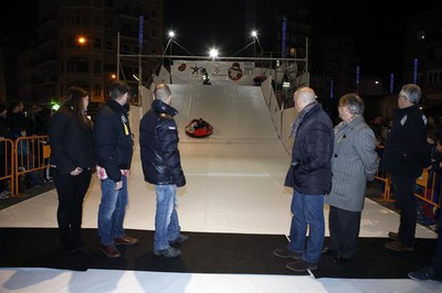 La Zona Alta ha instal·lat un Parc de Nadal amb un tobogan gegant.