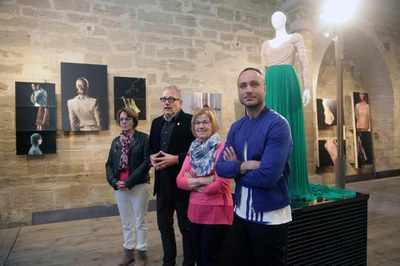 El dissenyador DelPozo va cedir el model de la imatge per la mostra de Lleida, aquest també es va exhibir al juny al Fashion Institute of Technology ….
