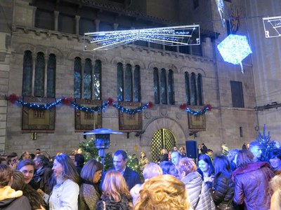 La celebració ha concentrat un bon grup de ciutadans a la plaça Paeria, davant la Joieria.