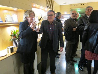 L'alcalde Ros i Maria Antonieta Prat brinden pel futur de Joieria Lavaquial.
