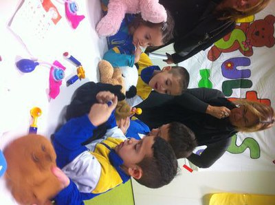 La iniciativa pretén fer perdre la por als metges entre els infants, apropant la pediatria al món infantil i donant a conèixer els principals instrum….