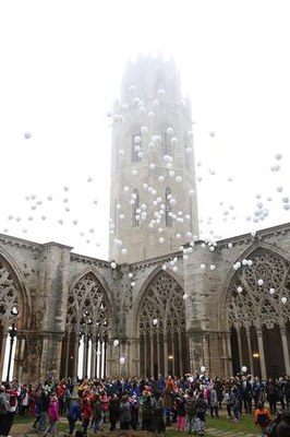 L’acte ha finalitzat amb l’enlairada de dos-cents globus blancs, també com un acte simbòlic, en què l’alumnat ha volgut reivindicar l’assoliment dels….
