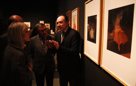 El director del Museu d'Art Jaume Morera, Jesús Navarro, mostra l'exposició a les autoritats.