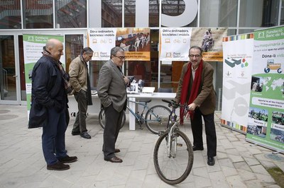 Les bicicletes de segona mà es recuperen i adeqüen com cadires de rodes al Txad.