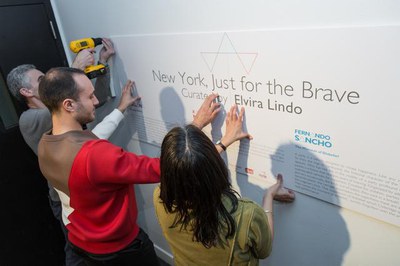 Una idea d'Elvira Lindo és l'origen d'aquesta col·lectiva de Menós i altre dos artistes.