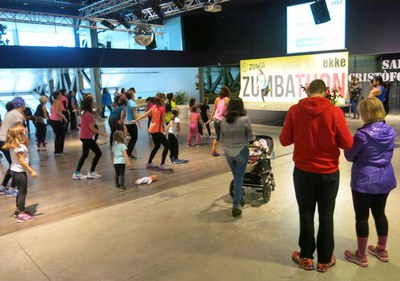 La Llotja ha acollit aquest diumenge al matí la jornada esportiva Zumbathon solidària amb La Marató, amb la col·laboració de la Paeria.