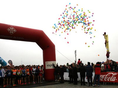 Un pilar dels Castellers i l'enlairament de globus van donar el senyal que esperaven els corredors.