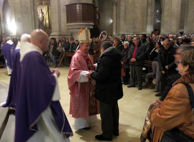 L'alcalde, Àngel Ros, va assistir a l'eucaristia que es va celebrar tot just procedir-se a obrir la porta santa.
