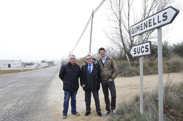 El paer en cap, amb el president de l'EMD de Sucs, Guillem Boneu, i l'alcalde de Gimenells, Dante Pérez, a la cruïlla del final del terme de Gimenells amb Sucs.