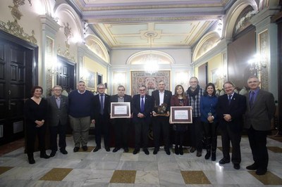 Foto de família de tots els guardonats, el jurat i diversos membres de la corporació..