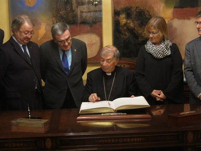 El bisbe Salvador va signar al llibre d'honor com a pregoner del Cicle de Nadal.