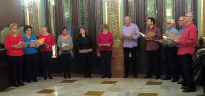 El Cor Joliu va oferir un recital de nadales al finalitzar el pregó en el Saló de Sessions.