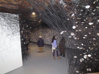 Visita a l'exposició de Chiharu Shiota, a la Fundació Sorigué, com a acitivtat mensual del taller “La ciutat amb la mirada de les dones” del Casal de….